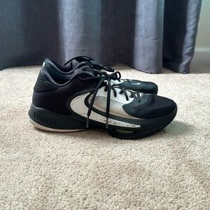 Men’s Nike basketball shoes| Size: 9.5| Colors: Black and White